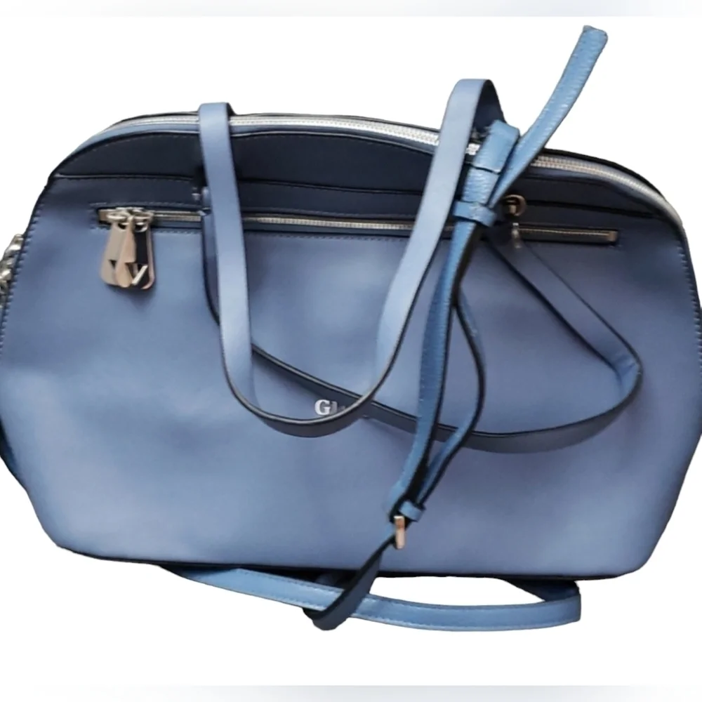 *EUC* Beautiful blue Guess Purse